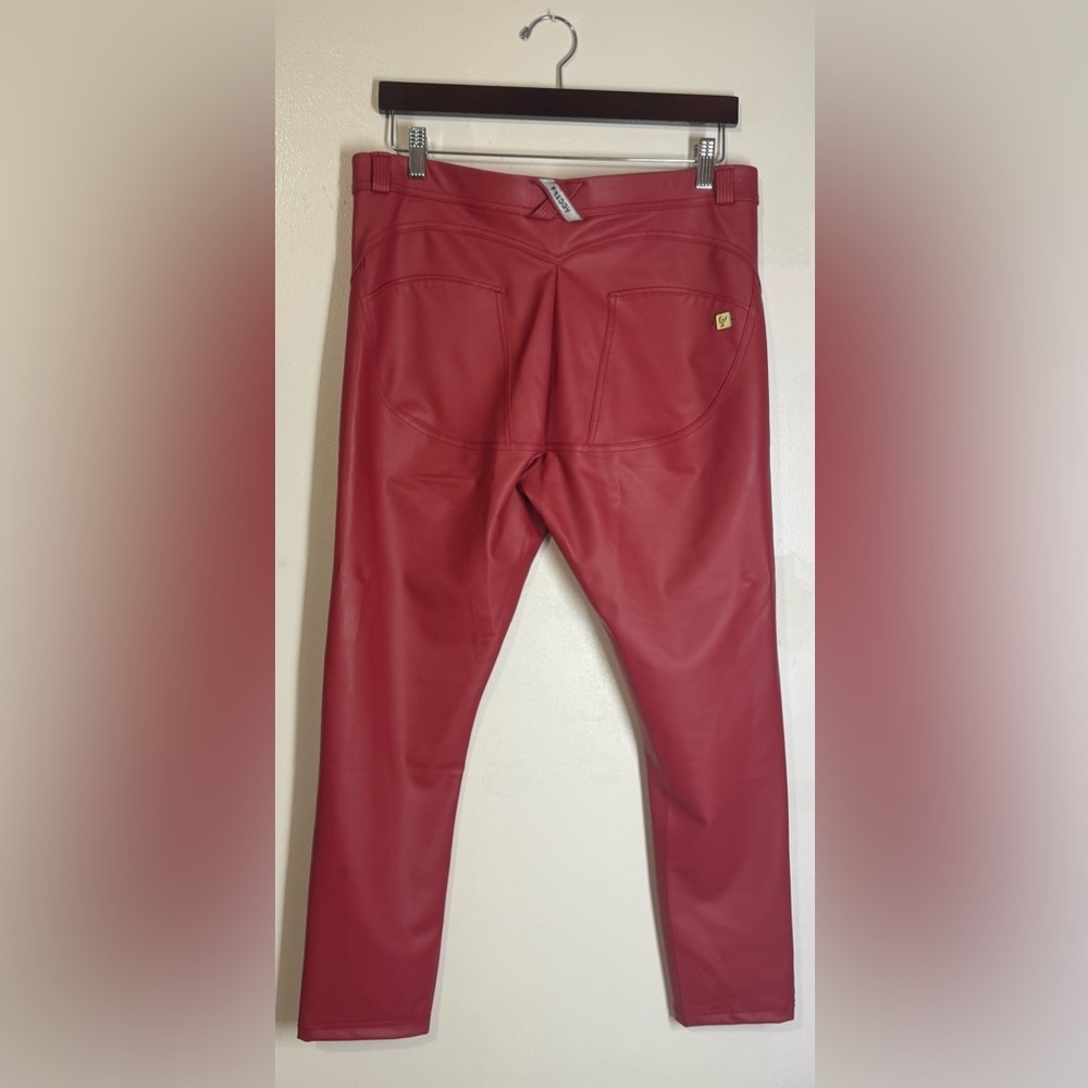Freddy WRUP Curvy Faux Leather - High Waisted - Ankle
Length Pant - Picture 4 of 12